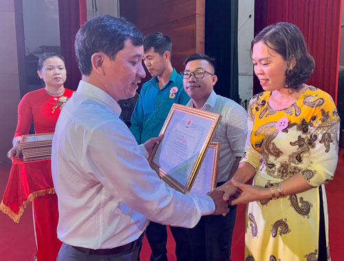 Hơn 5,3 tỉ đồng chăm lo cho đoàn viên - lao động