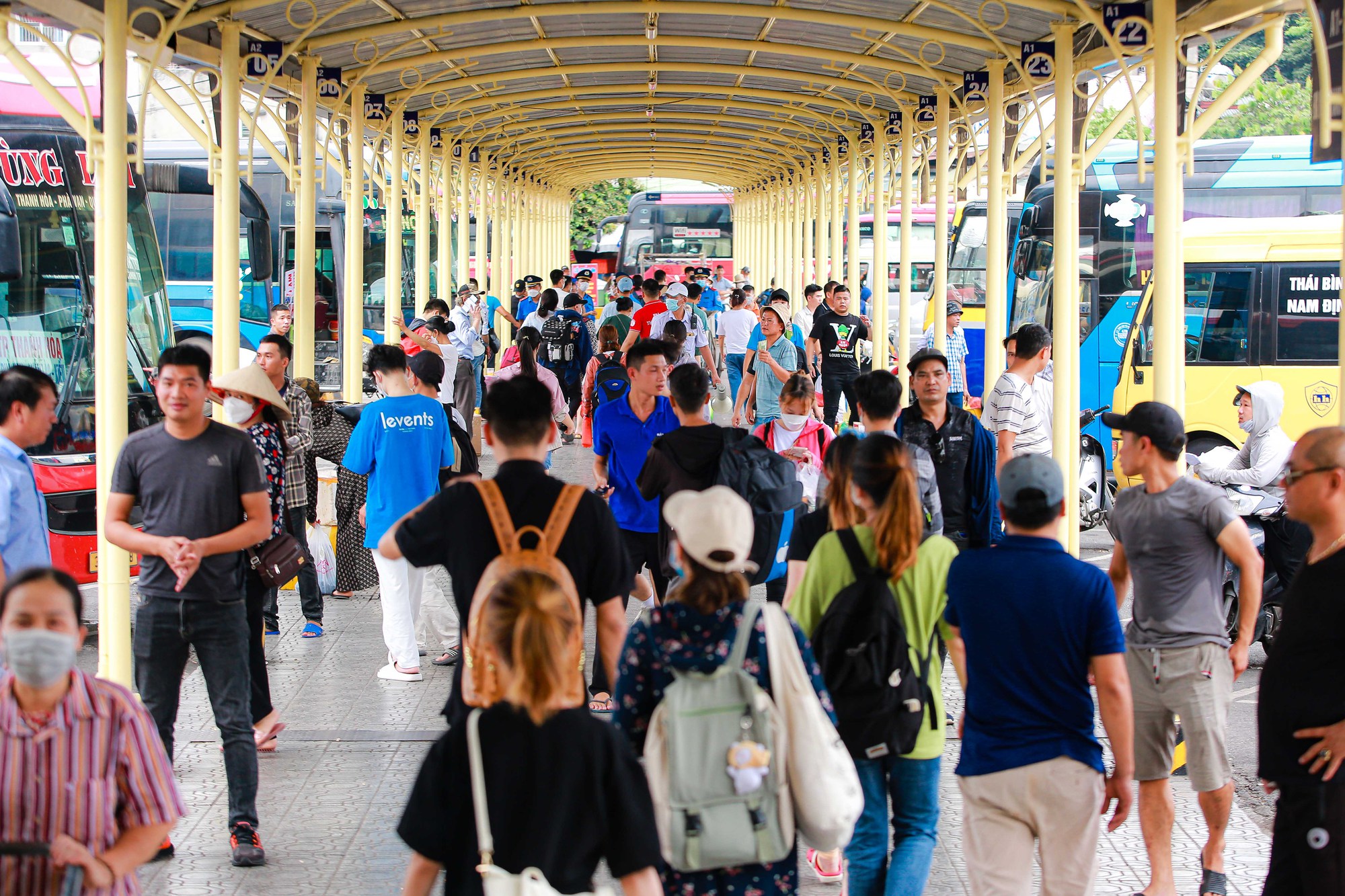 Người dân ùn ùn về quê nghỉ lễ, giao thông Hà Nội ùn tắc cục bộ - Ảnh 2.