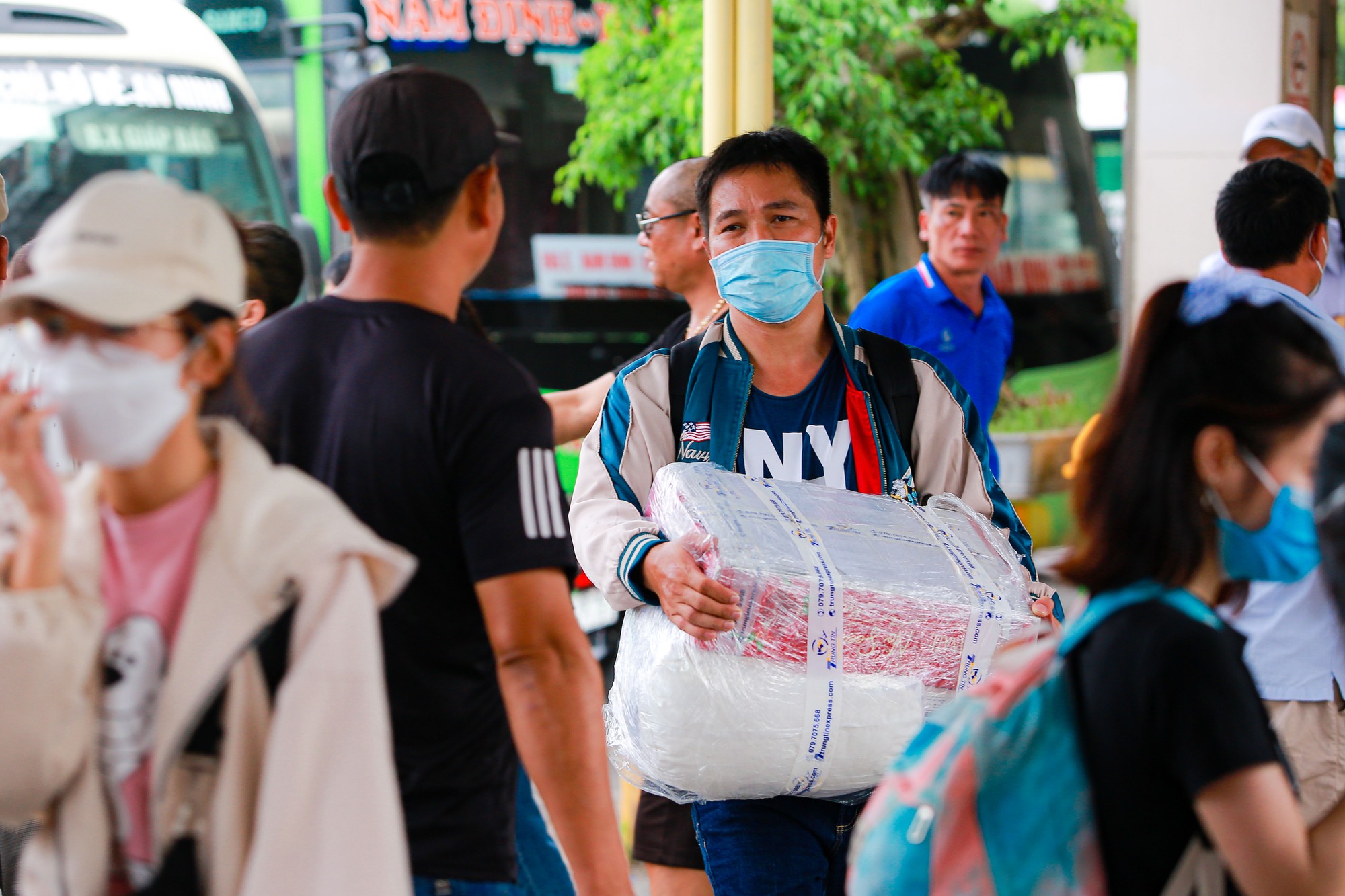 Người dân ùn ùn về quê nghỉ lễ, giao thông Hà Nội ùn tắc cục bộ - Ảnh 3.