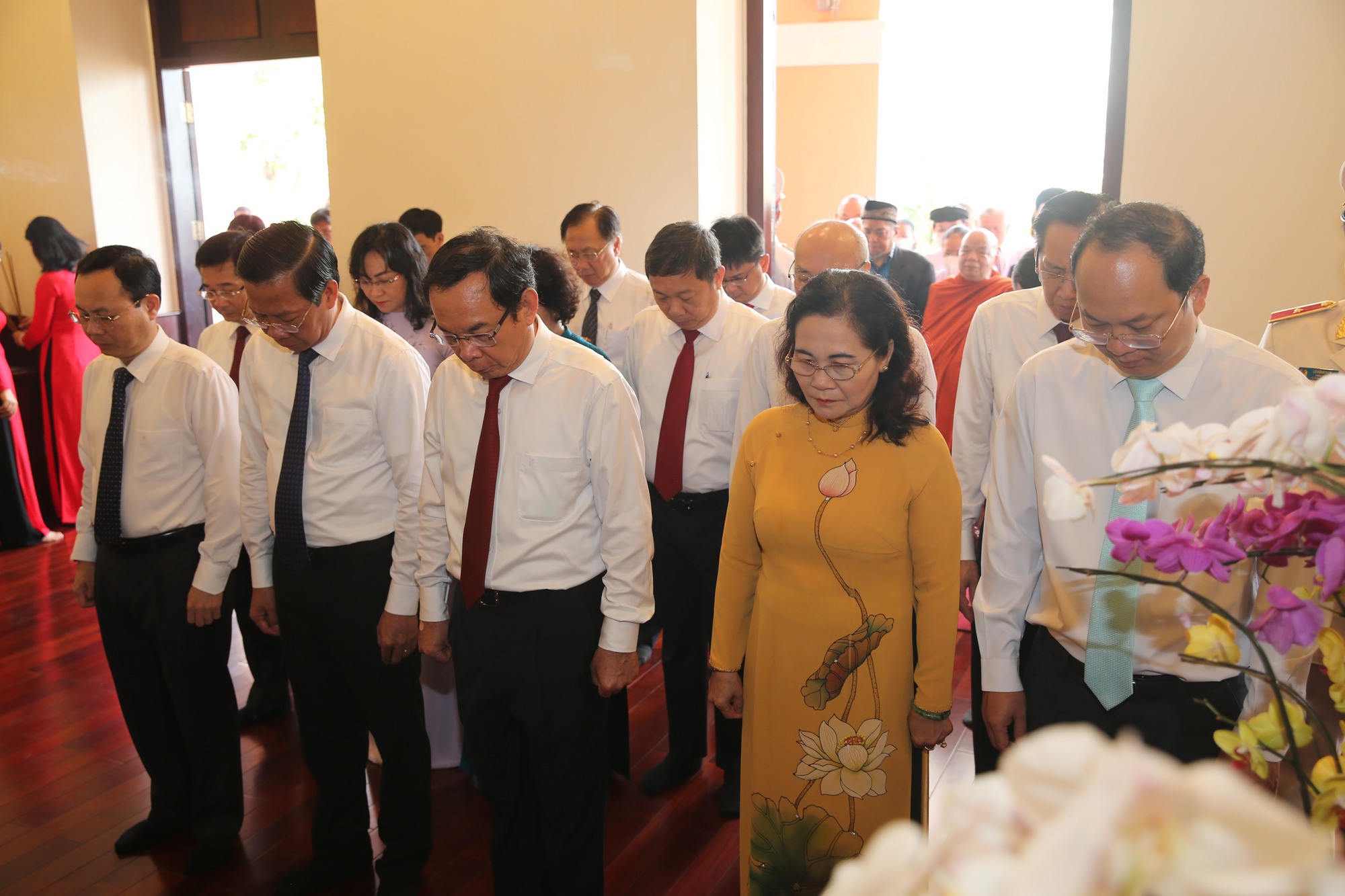 L&atilde;nh đạo TP HCM d&acirc;ng hoa, d&acirc;ng hương Chủ tịch Hồ Ch&iacute; Minh, Chủ tịch T&ocirc;n Đức Thắng - Ảnh 1.
