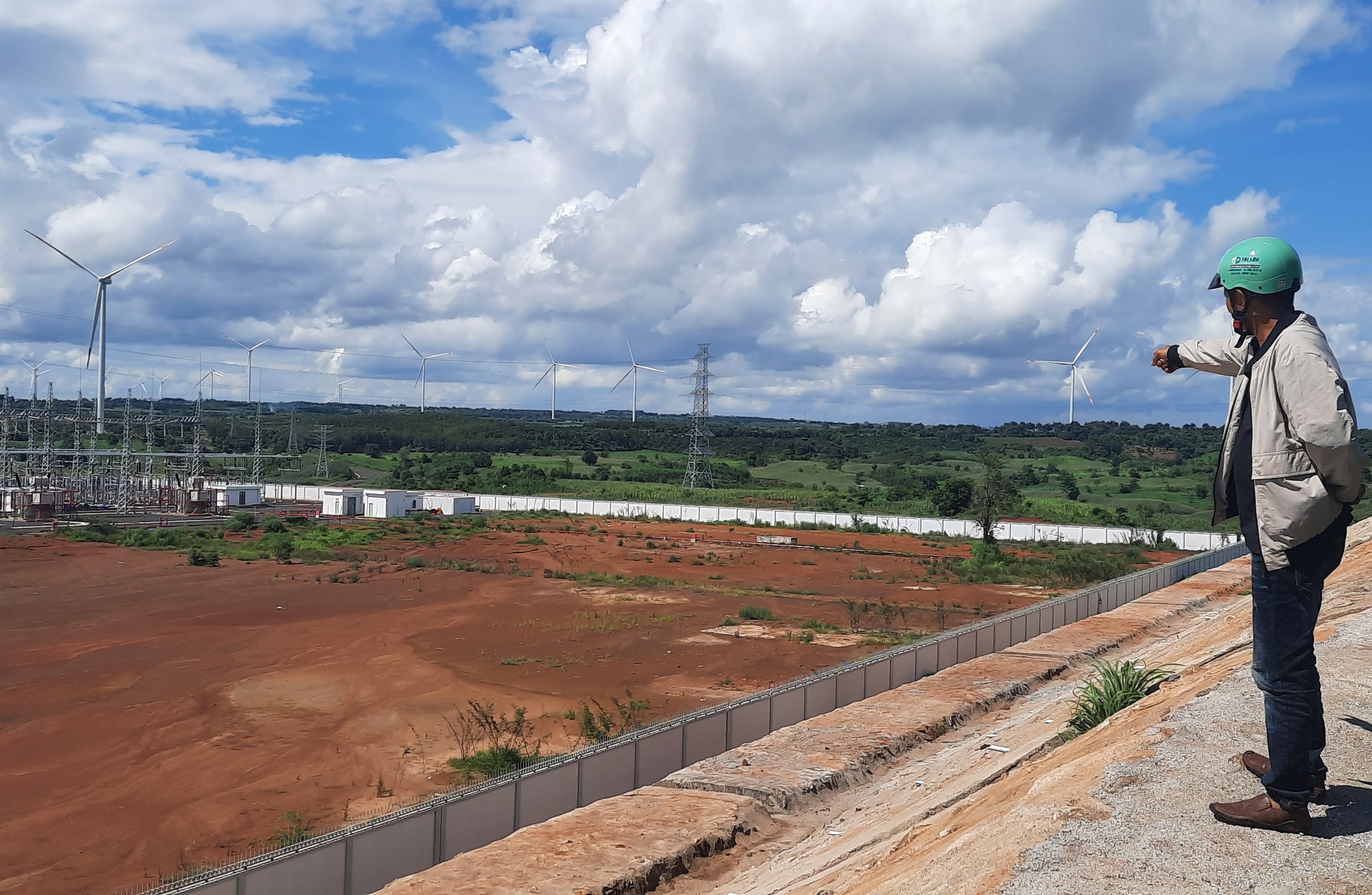 Bị điện gi&oacute; chiếm đất, người d&acirc;n k&ecirc;u cứu - Ảnh 2.