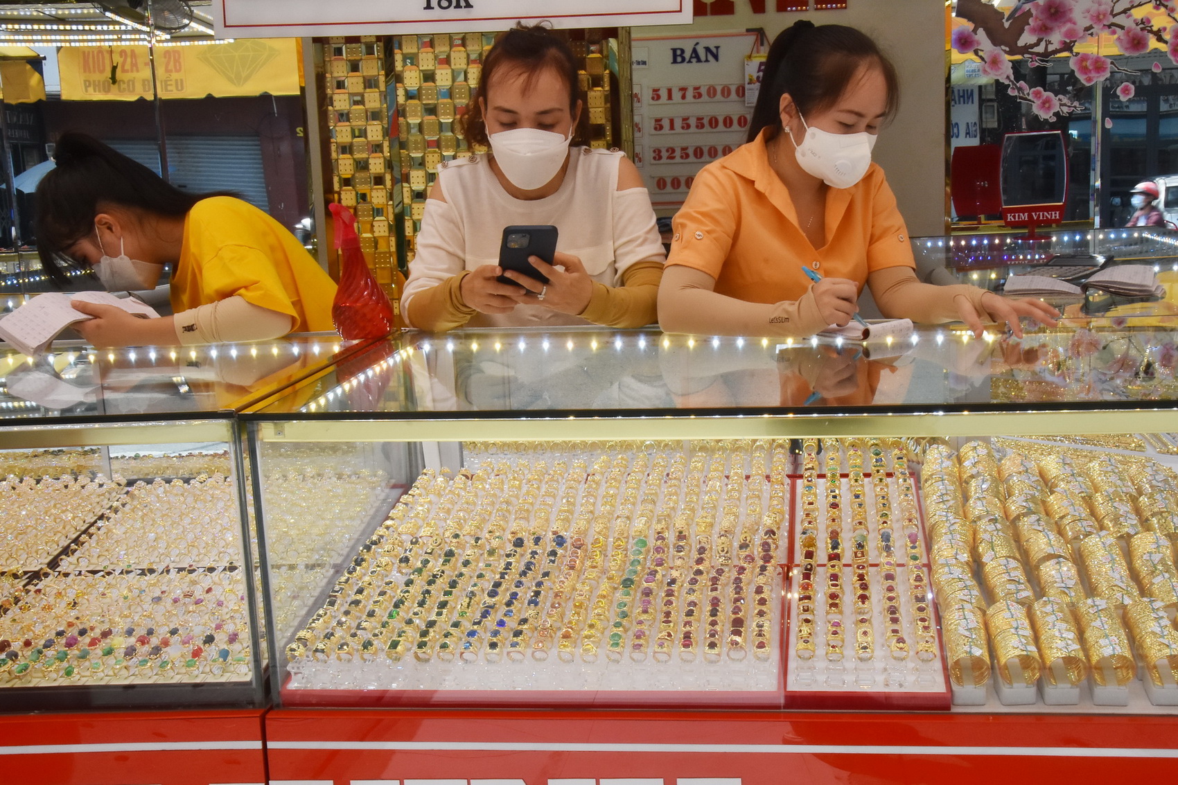 Giá vàng hôm nay 31-8: Vàng SJC chỉ giảm nhỏ giọt