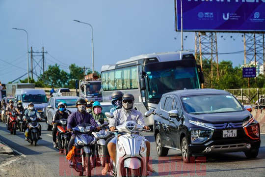 TP HCM: C&aacute;c cửa ng&otilde;, s&acirc;n bay kh&ocirc;ng &ugrave;n tắc trước dịp nghỉ lễ Quốc kh&aacute;nh 2-9 - Ảnh 5.