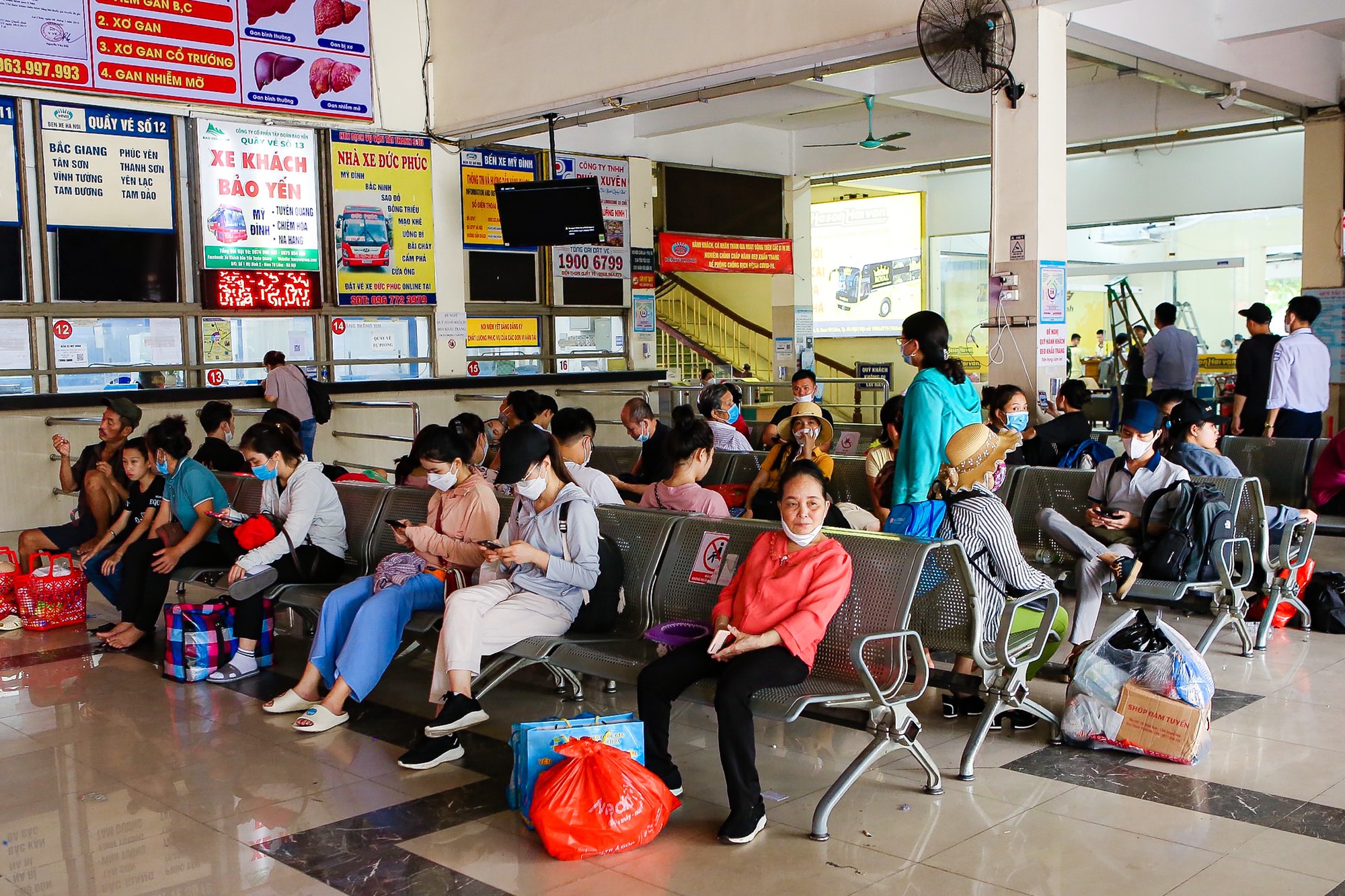 Người dân ùn ùn về quê nghỉ lễ, giao thông Hà Nội ùn tắc cục bộ - Ảnh 5.