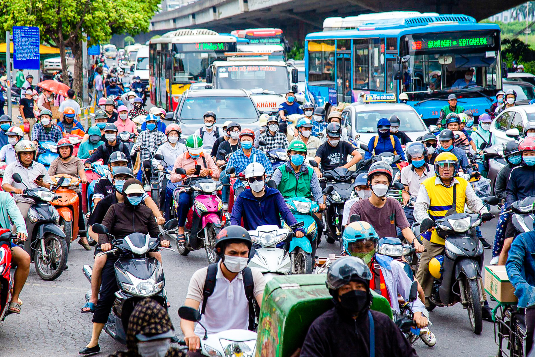 Người dân ùn ùn về quê nghỉ lễ, giao thông Hà Nội ùn tắc