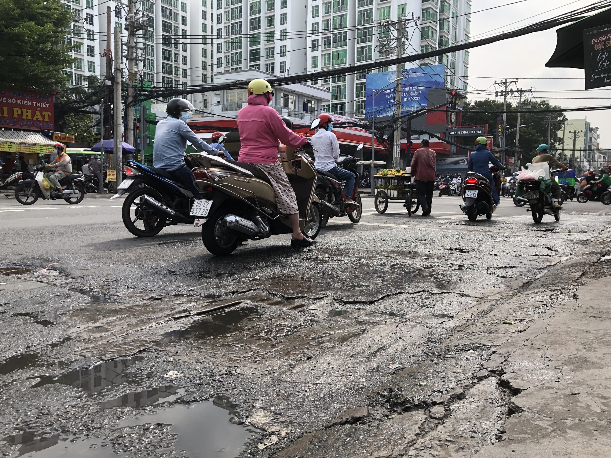CLIP: "Choáng" với những vết lõm trên đường Nguyễn Thị Thập, quận 7