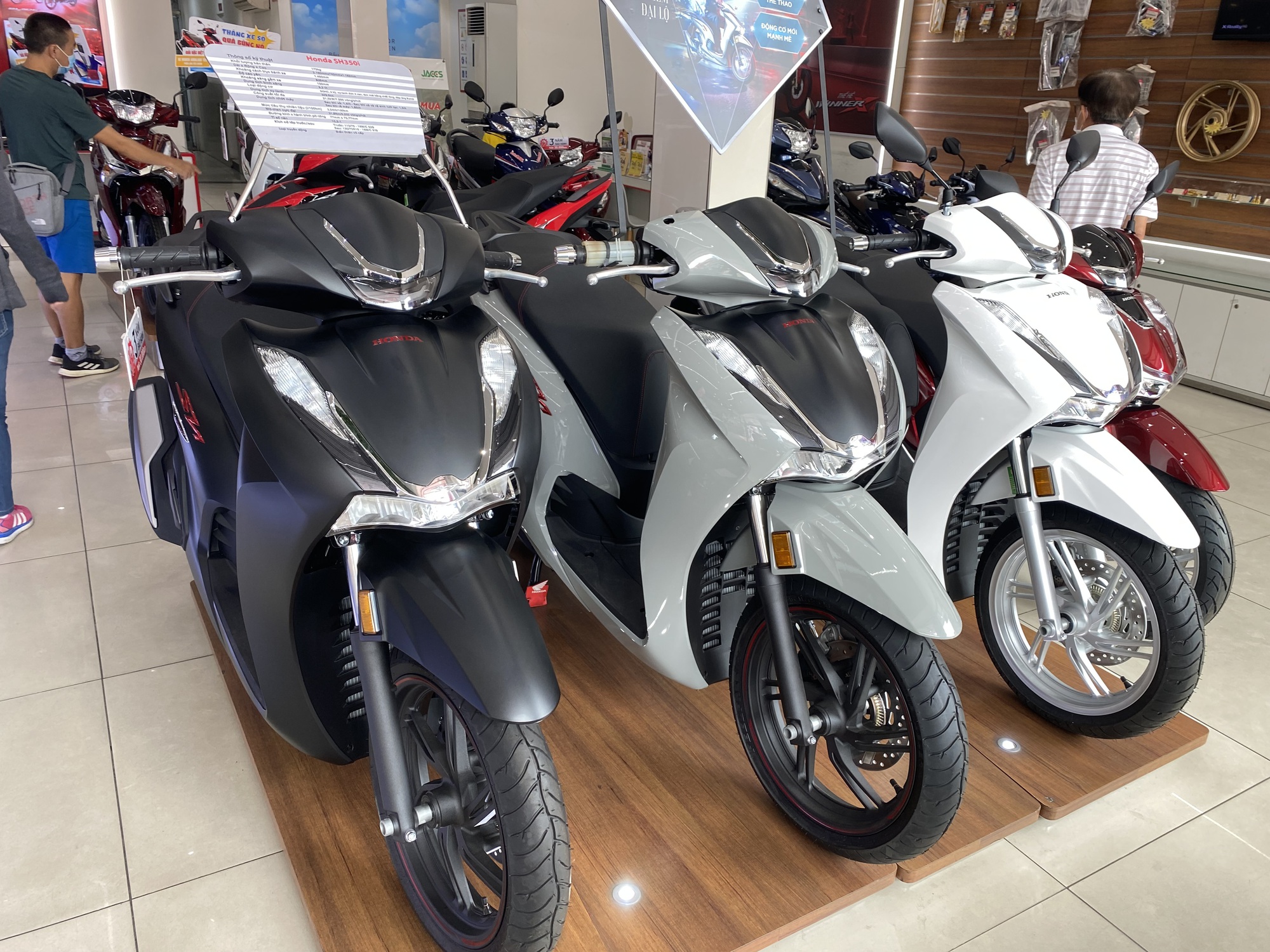 Xe Vision rớt gi&aacute; trong th&aacute;ng c&ocirc; hồn&rdquo;, giảm đến 7 triệu đồng/chiếc - Ảnh 2.