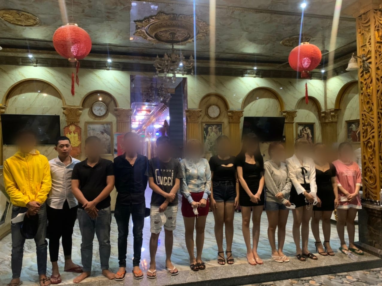 Nhóm thanh niên cả nam và nữ bay lắc trong quán Karaoke - Ảnh 1.
