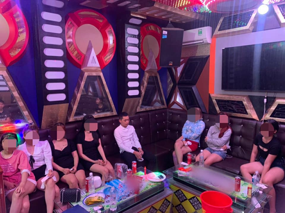Nhóm thanh niên cả nam và nữ bay lắc trong quán Karaoke