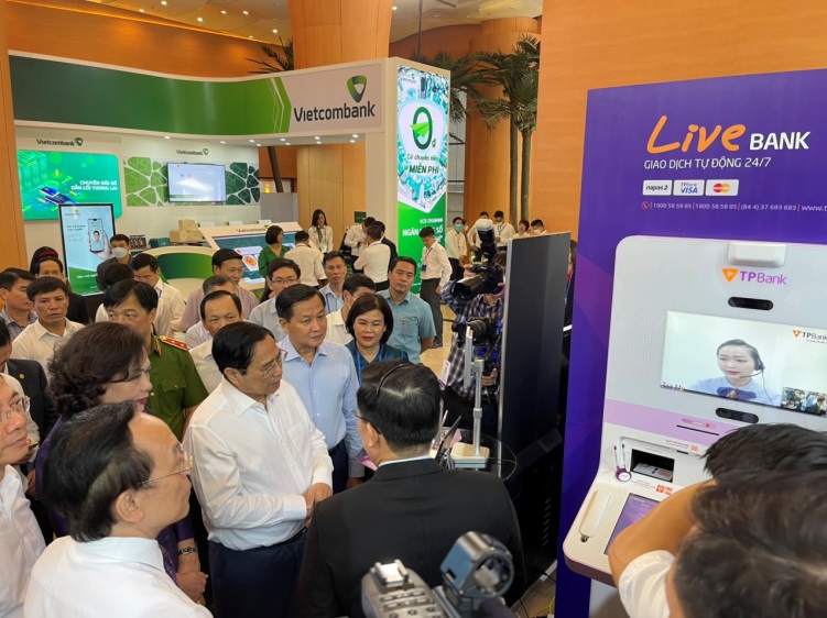 TPBank đ&oacute;n Thủ tướng Ch&iacute;nh phủ tham quan, trải nghiệm LiveBank - Ảnh 1.