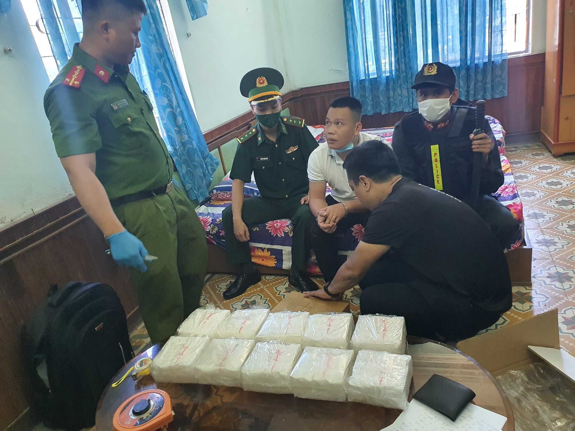 Bắt 3 đối tượng mang theo súng vận chuyển 30 kg ma túy đá