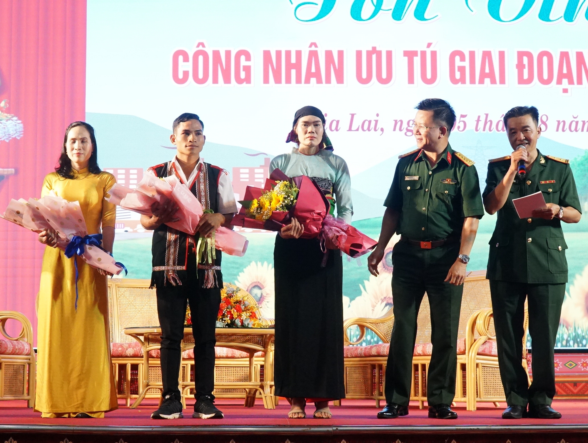 Binh đoàn 15 tôn vinh công nhân ưu tú - Ảnh 1.