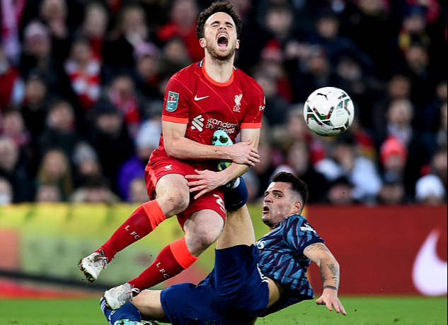Cố t&igrave;nh nhận thẻ, Granit Xhaka bị điều tra tội b&aacute;n độ - Ảnh 3.