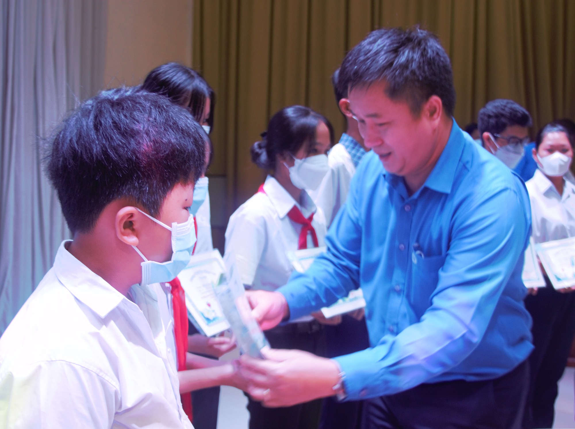 CEP trao học bổng cho con người lao động nghèo tại Bình Dương