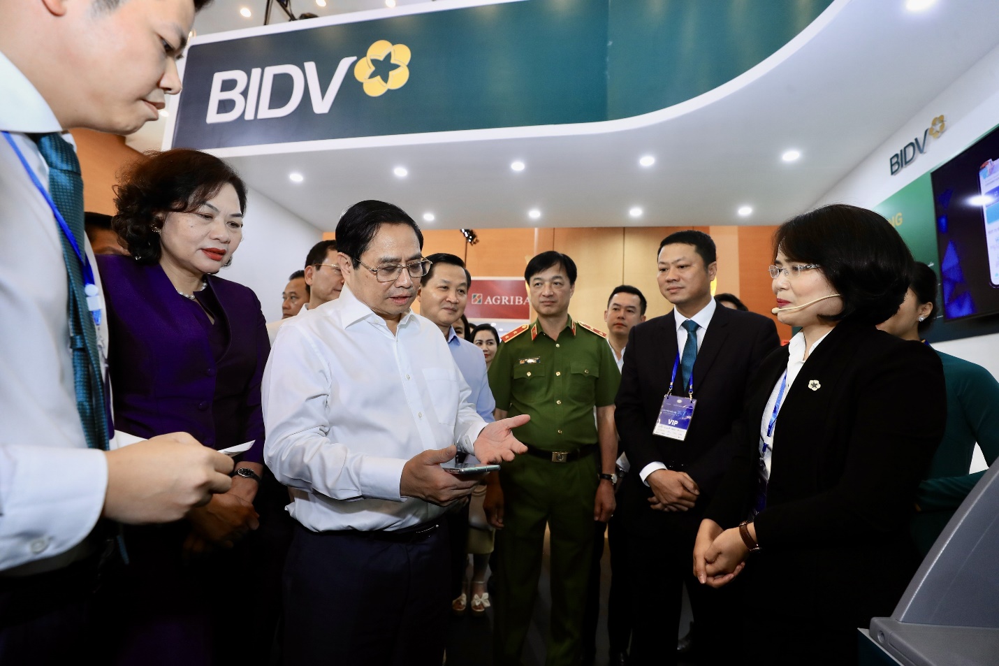 BIDV trình diễn giao dịch bằng CCCD chip tại “Ngày chuyển đổi số” - Ảnh 1.