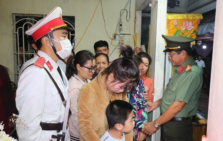 Đại &uacute;y c&ocirc;ng an hy sinh khi truy bắt tội phạm được thăng cấp bậc h&agrave;m - Ảnh 2.