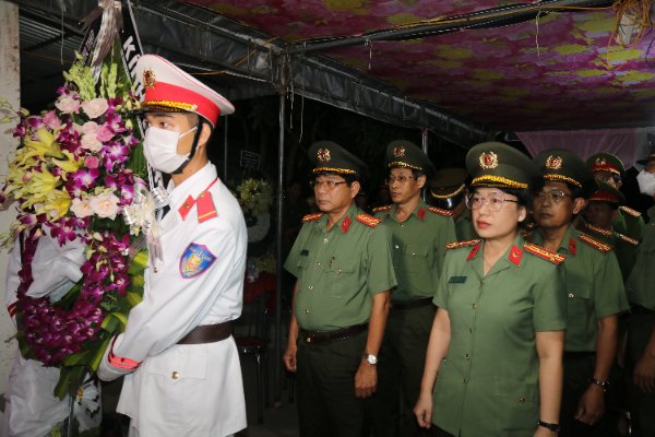Đại &uacute;y c&ocirc;ng an hy sinh khi truy bắt tội phạm được thăng cấp bậc h&agrave;m - Ảnh 3.