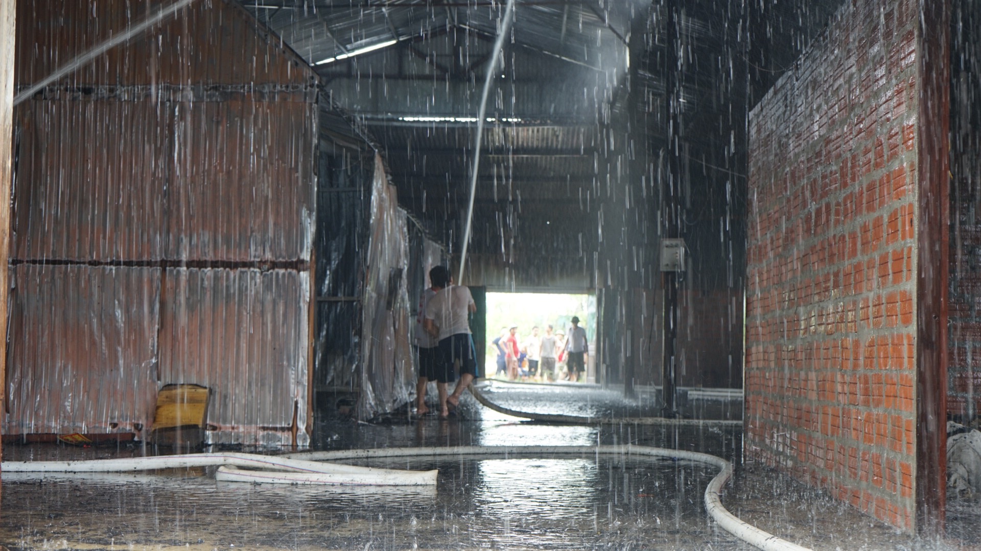 Chập điện, bà hỏa thiêu rụi một cơ sở dịch vụ phun sơn PU - Ảnh 2.