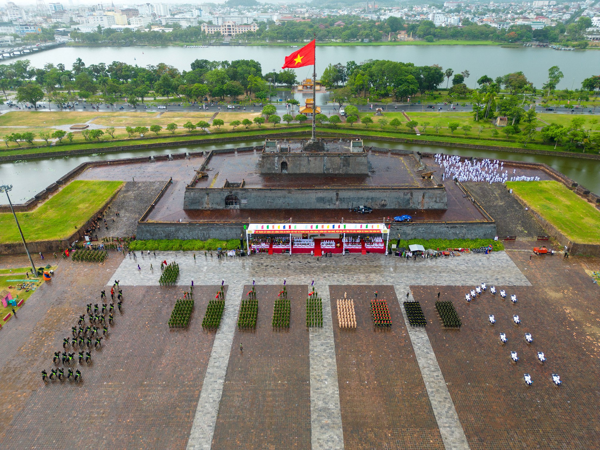 CUỘC THI ẢNH THIÊNG LIÊNG CỜ TỔ QUỐC: Biết ơn cội nguồn - Ảnh 2.