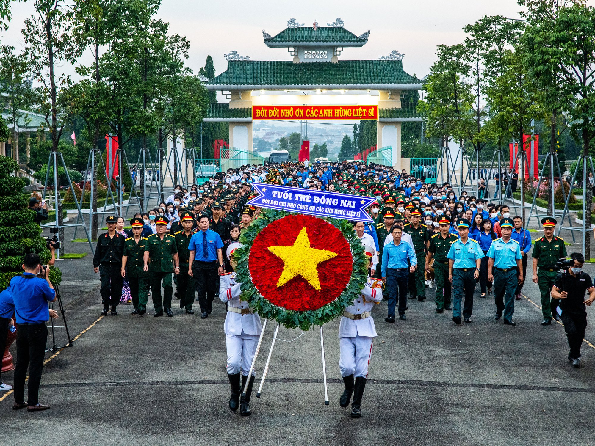CUỘC THI ẢNH THIÊNG LIÊNG CỜ TỔ QUỐC: Biết ơn cội nguồn - Ảnh 1.