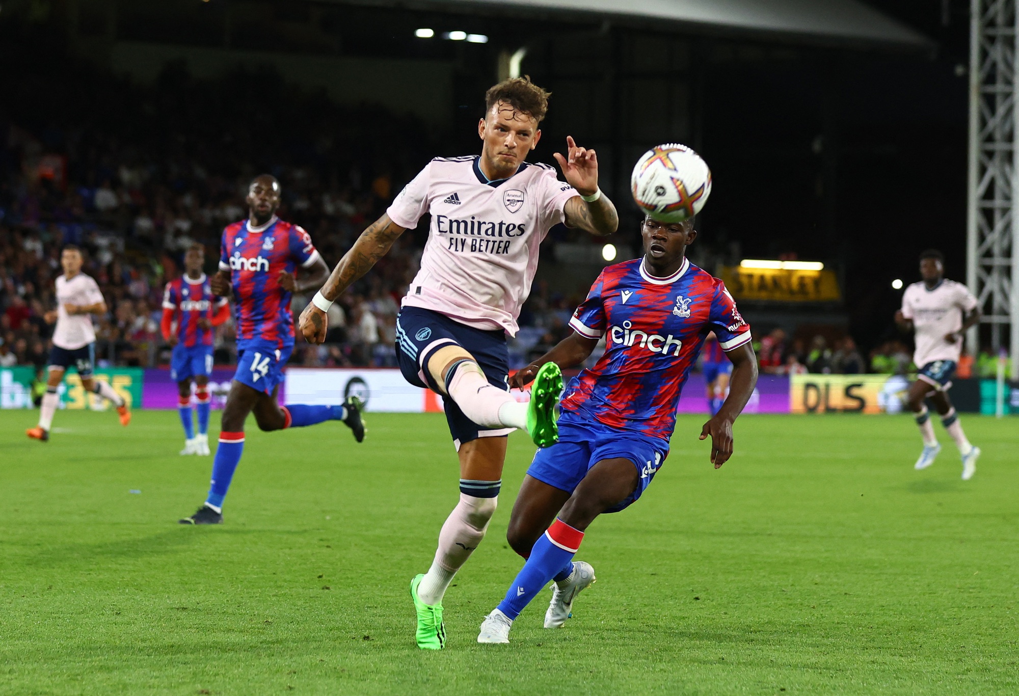 Bắn hạ ph&aacute;o đ&agrave;i Selhurst Park, Arsenal ra qu&acirc;n tưng bừng giải Ngoại hạng - Ảnh 1.