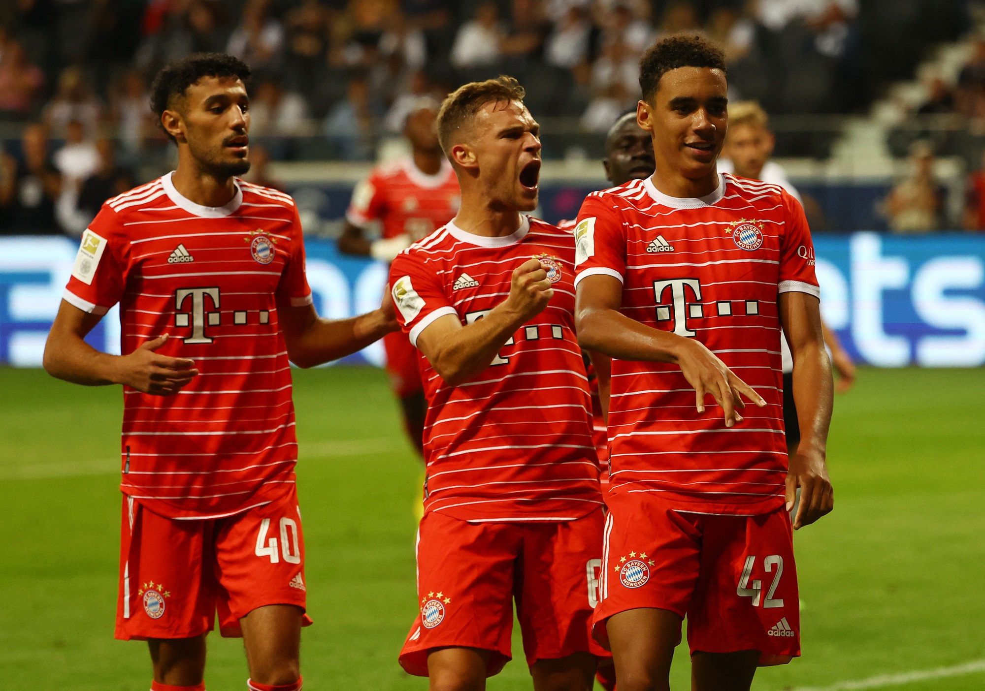 "Hùm xám" Bayern Munich ra oai, tan tác chủ nhà Frankfurt
