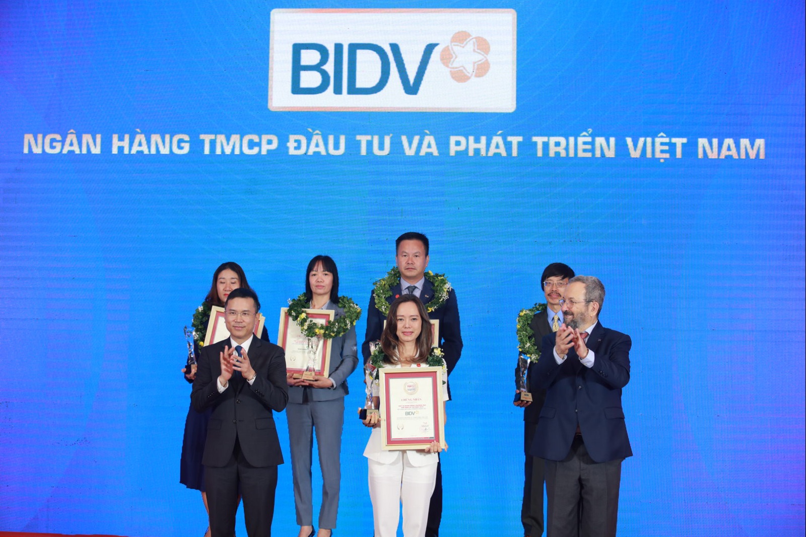 BIDV -  Top 10 Ng&acirc;n h&agrave;ng Thương mại Việt Nam uy t&iacute;n nhất 2022 - Ảnh 1.