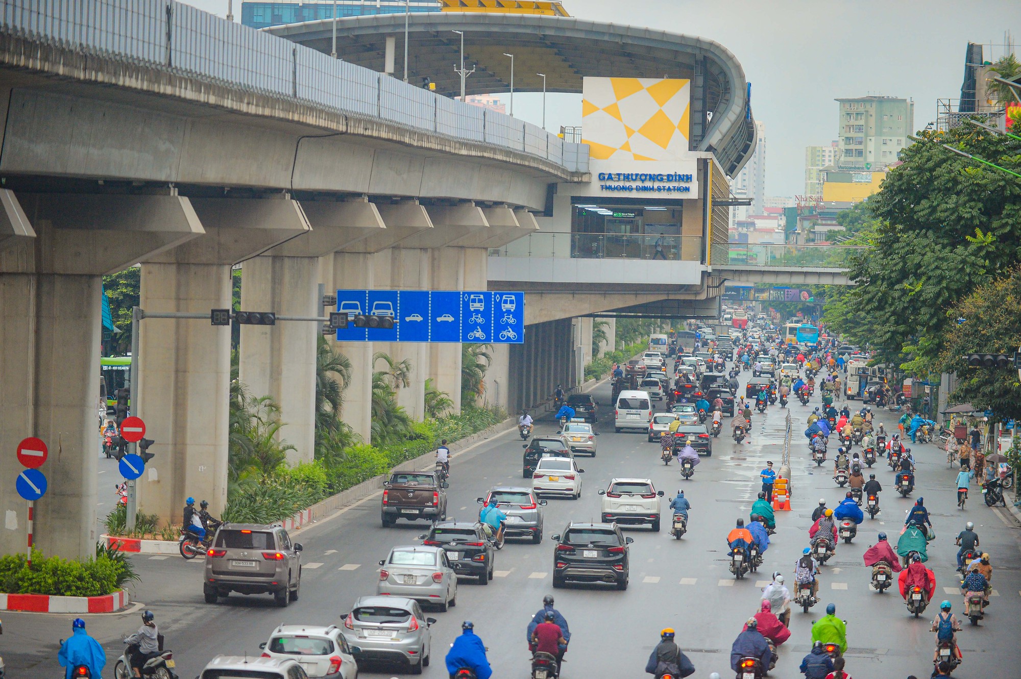 Bắt đầu th&iacute; điểm t&aacute;ch l&agrave;n &ocirc;t&ocirc;, xe m&aacute;y tr&ecirc;n đường Nguyễn Tr&atilde;i - Ảnh 2.