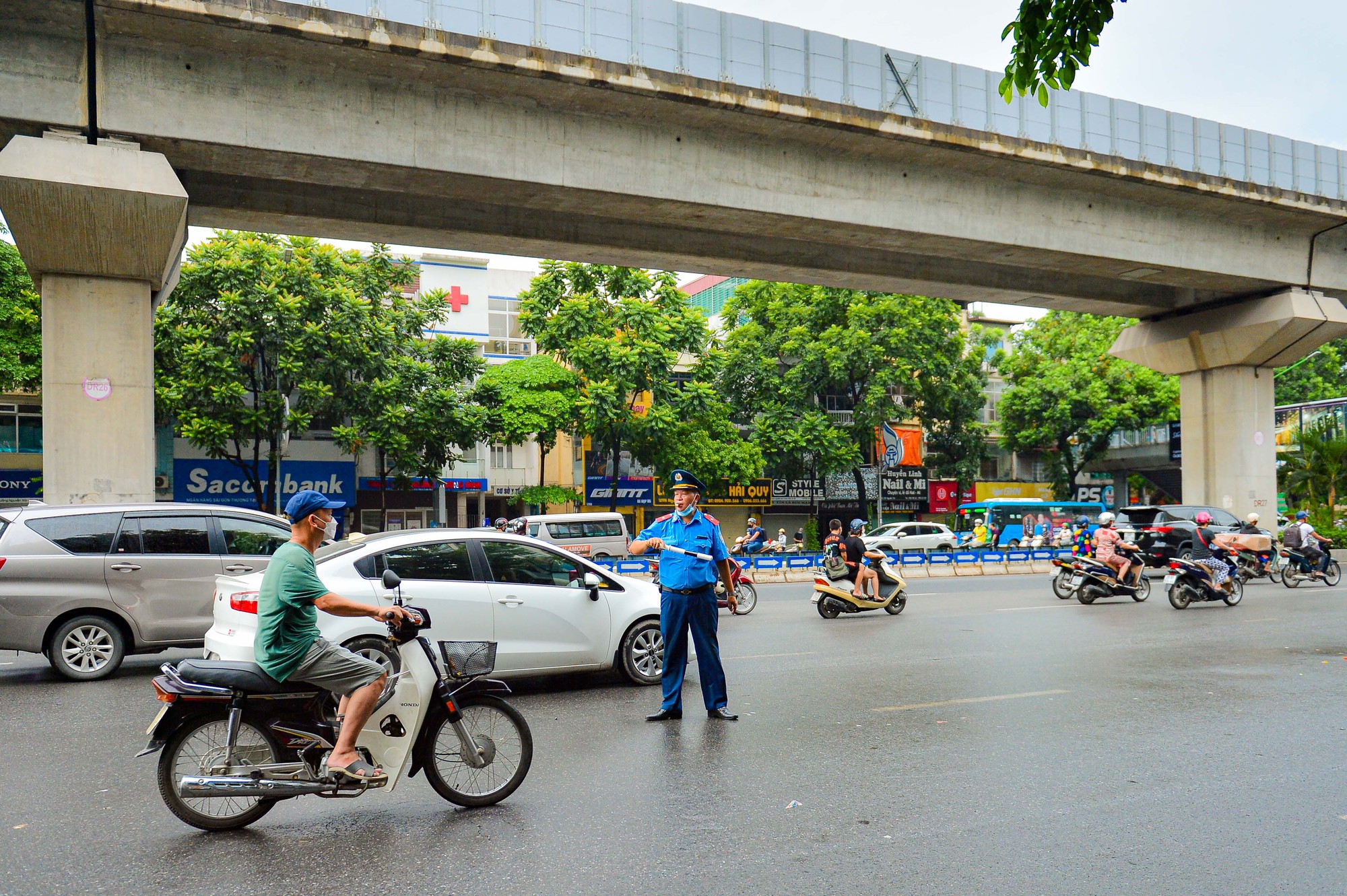 Bỡ ngỡ ngày đầu tách làn ôtô, xe máy trên đường Nguyễn Trãi