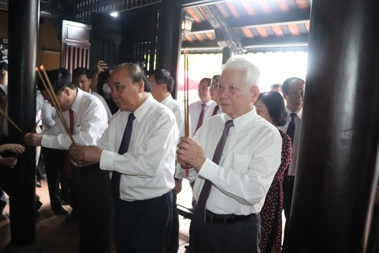 Chủ tịch nước Nguyễn Xu&acirc;n Ph&uacute;c d&acirc;ng hương cố Chủ tịch Hội đồng Nh&agrave; nước V&otilde; Ch&iacute; C&ocirc;ng - Ảnh 1.
