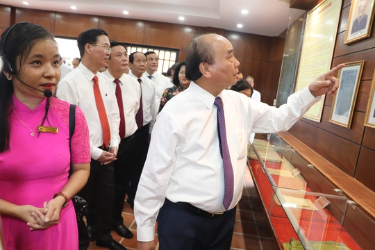 Chủ tịch nước Nguyễn Xu&acirc;n Ph&uacute;c d&acirc;ng hương cố Chủ tịch Hội đồng Nh&agrave; nước V&otilde; Ch&iacute; C&ocirc;ng - Ảnh 2.