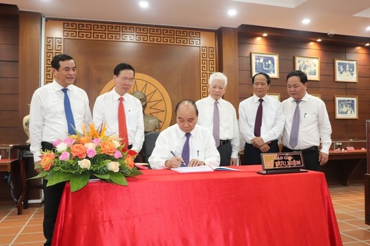 Chủ tịch nước Nguyễn Xu&acirc;n Ph&uacute;c d&acirc;ng hương cố Chủ tịch Hội đồng Nh&agrave; nước V&otilde; Ch&iacute; C&ocirc;ng - Ảnh 3.