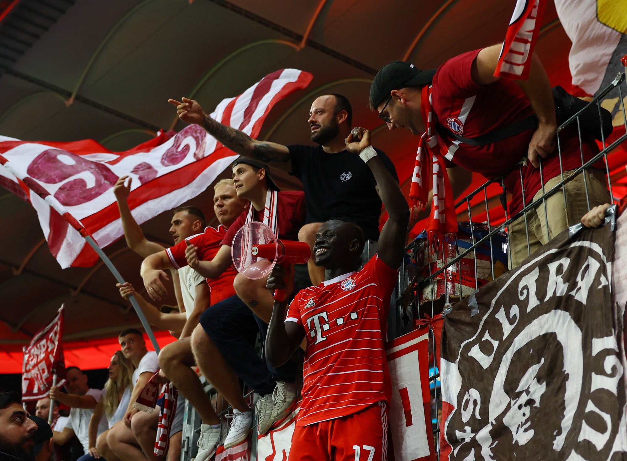 Hùm xám Bayern Munich ra oai, tan tác chủ nhà Frankfurt - Ảnh 3.