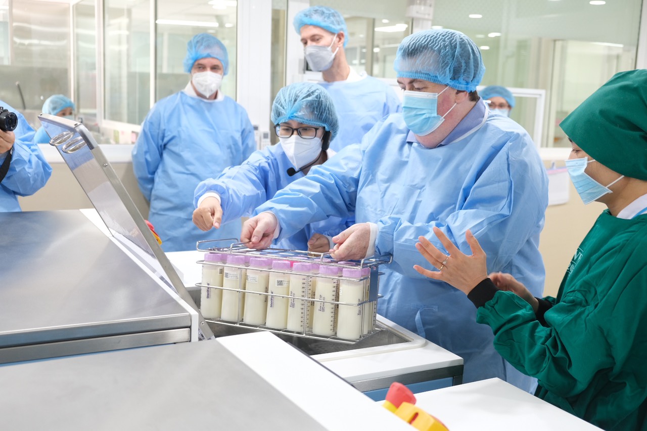 K&ecirc;u gọi phụ nữ mới sinh hiến sữa để gi&uacute;p nh&oacute;m trẻ sinh non, bệnh tật - Ảnh 2.