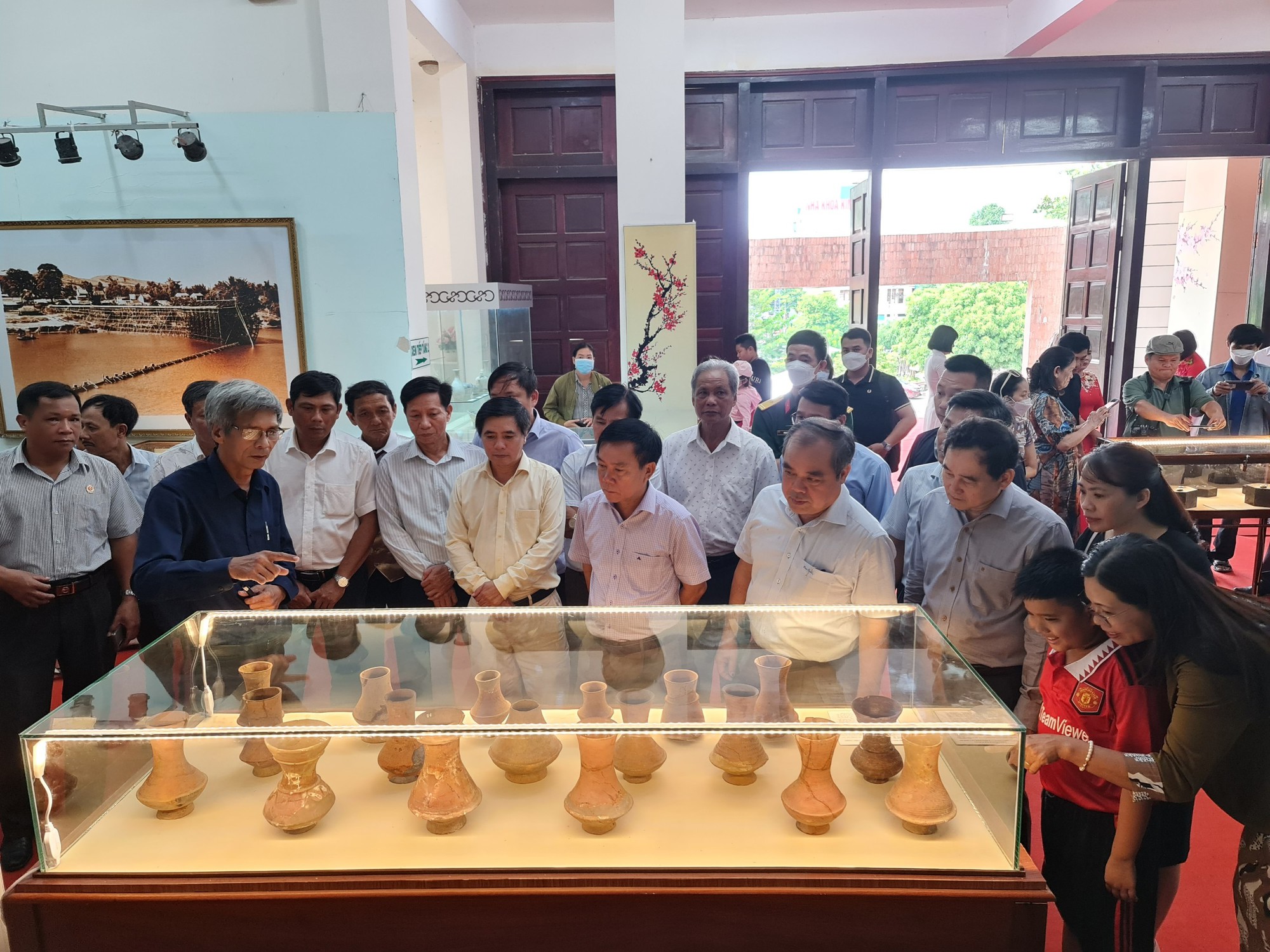 Hơn 300 cổ vật ngàn năm lần đầu được trưng bày - Ảnh 1.