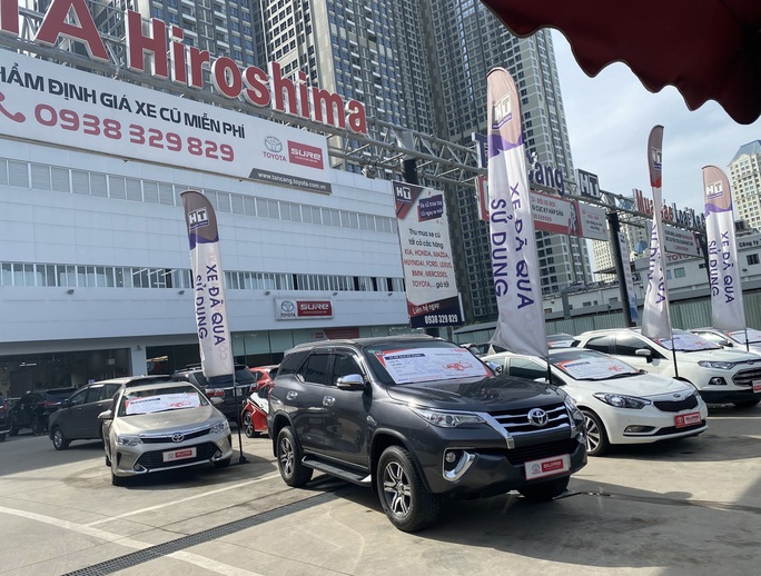 Tấp nập mua bán ôtô cũ