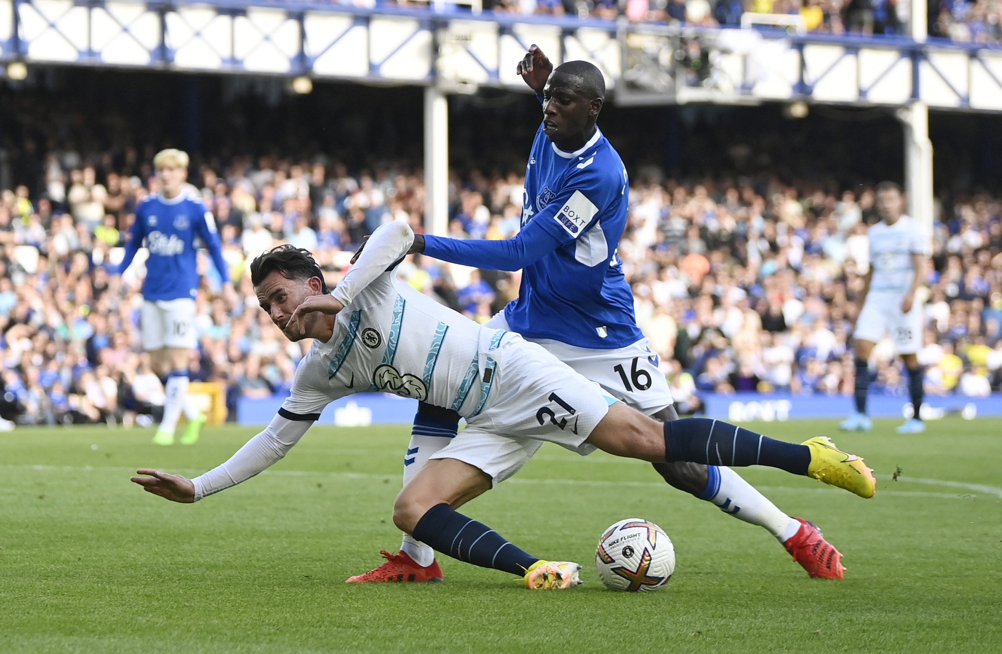 Lampard v&agrave; Gerrard &ocirc;m tr&aacute;i đắng trong ng&agrave;y khai mạc Ngoại hạng Anh - Ảnh 2.
