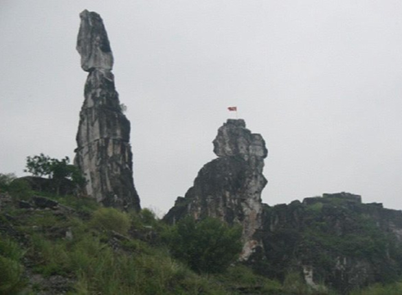 Hòn Vọng Phu ở Thanh Hóa bị sét đánh