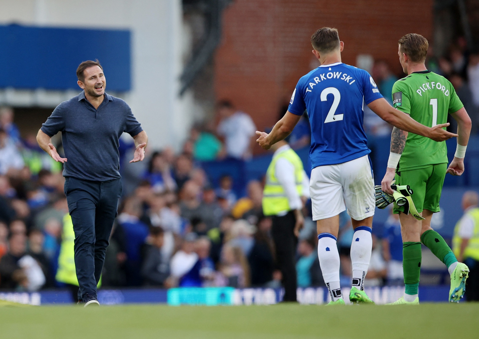 Lampard v&agrave; Gerrard &ocirc;m tr&aacute;i đắng trong ng&agrave;y khai mạc Ngoại hạng Anh - Ảnh 4.