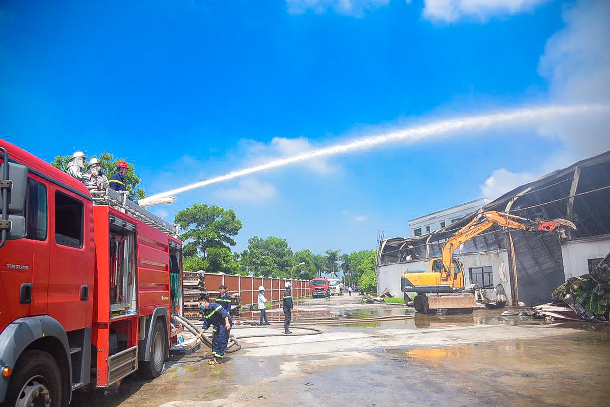 Cháy lớn xưởng rộng gần 5.000 m2 trong khu công nghiệp