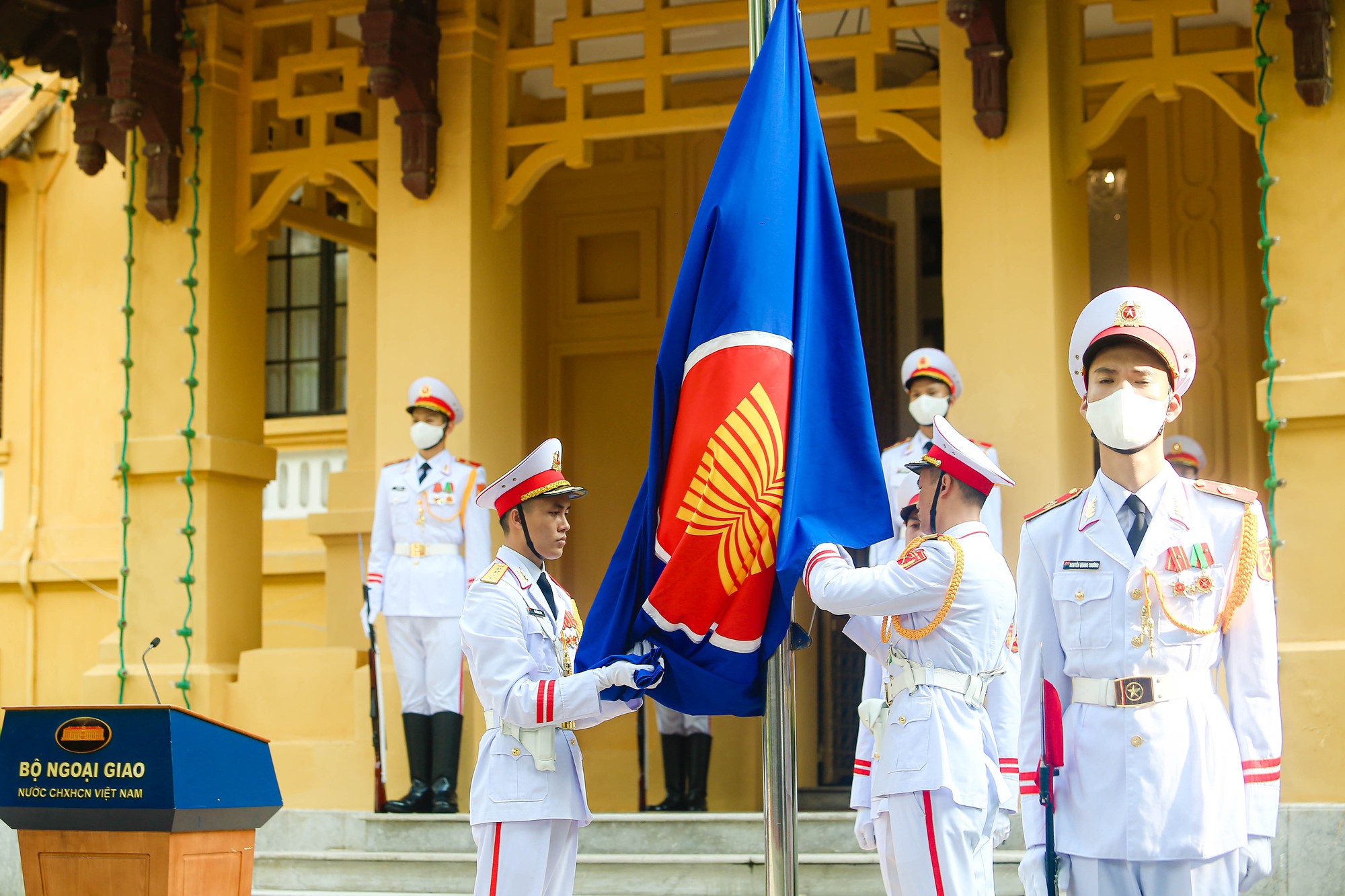 Thượng cờ kỷ niệm 55 năm th&agrave;nh lập ASEAN - Ảnh 12.