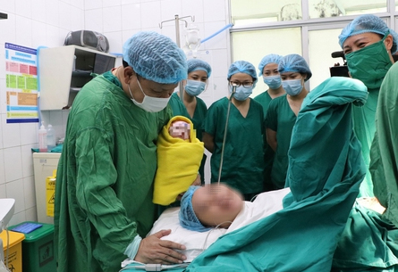 Mẹ vỡ tử cung ở tuần thai 26 vẫn sinh con khoẻ mạnh