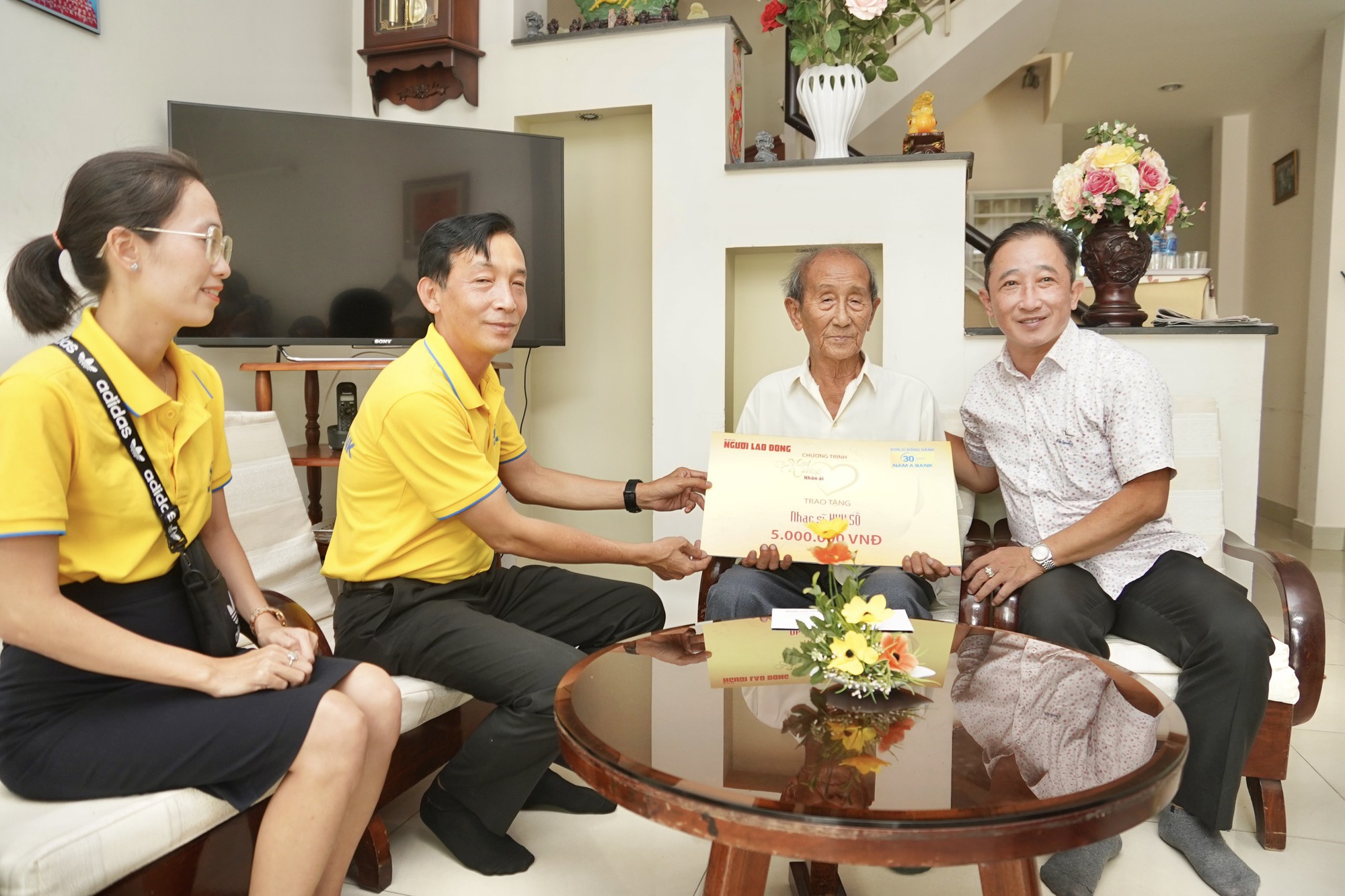 "Mai vàng nhân ái" đến thăm nghệ nhân, nghệ sĩ ở Bình Thuận