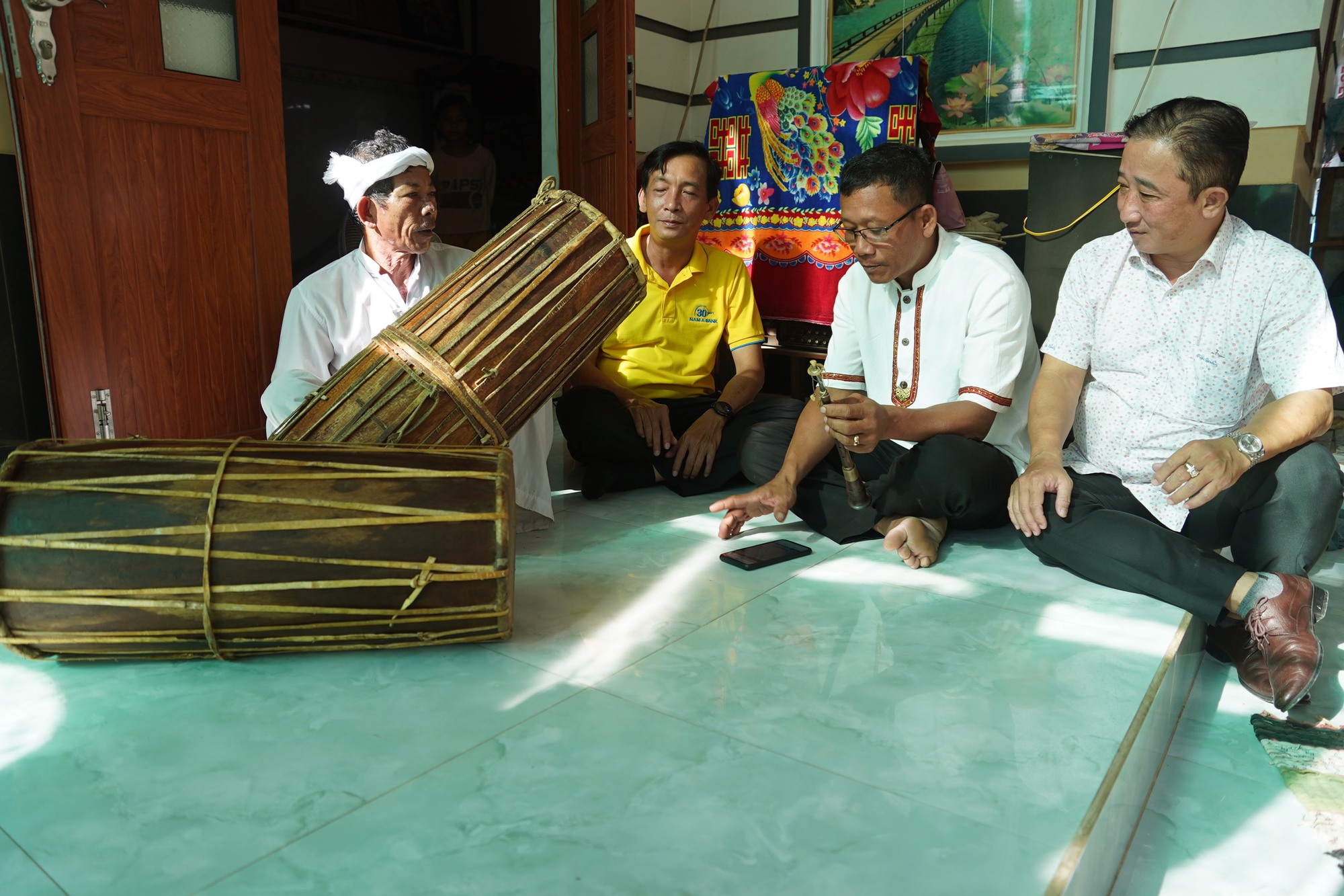 Mai vàng nhân ái đến thăm nghệ nhân, nghệ sĩ ở Bình Thuận - Ảnh 4.