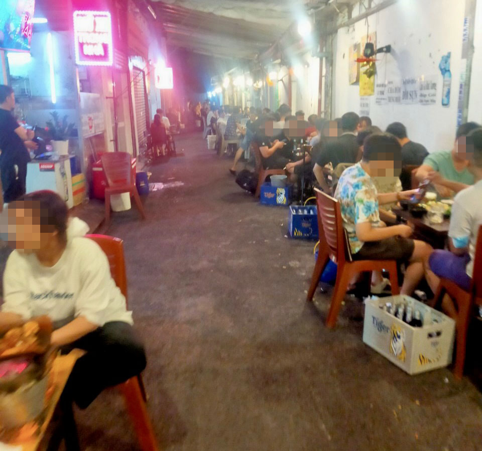 Chiếm hẻm mở quán nhậu