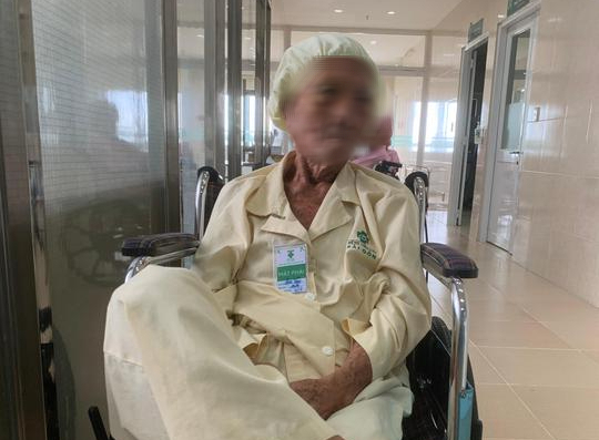 103 tuổi, cụ ông mong được mổ mắt để nhìn rõ con cháu