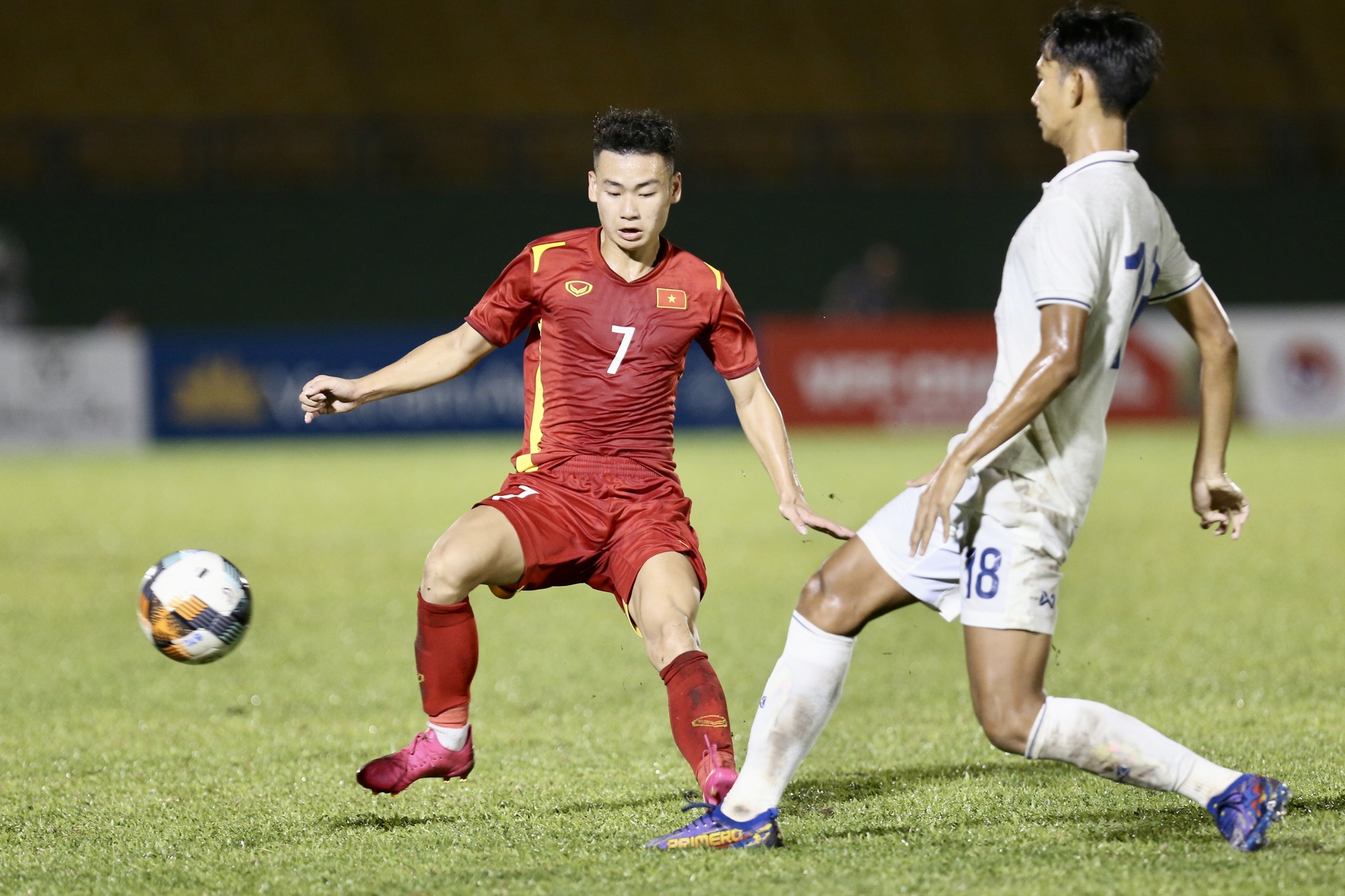 U19 Việt Nam đ&aacute;nh bại Th&aacute;i Lan - Ảnh 4.