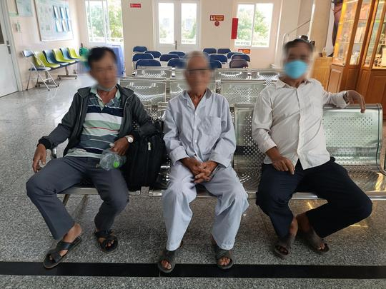 103 tuổi, cụ &ocirc;ng mong được mổ mắt để nh&igrave;n r&otilde; con ch&aacute;u - Ảnh 1.