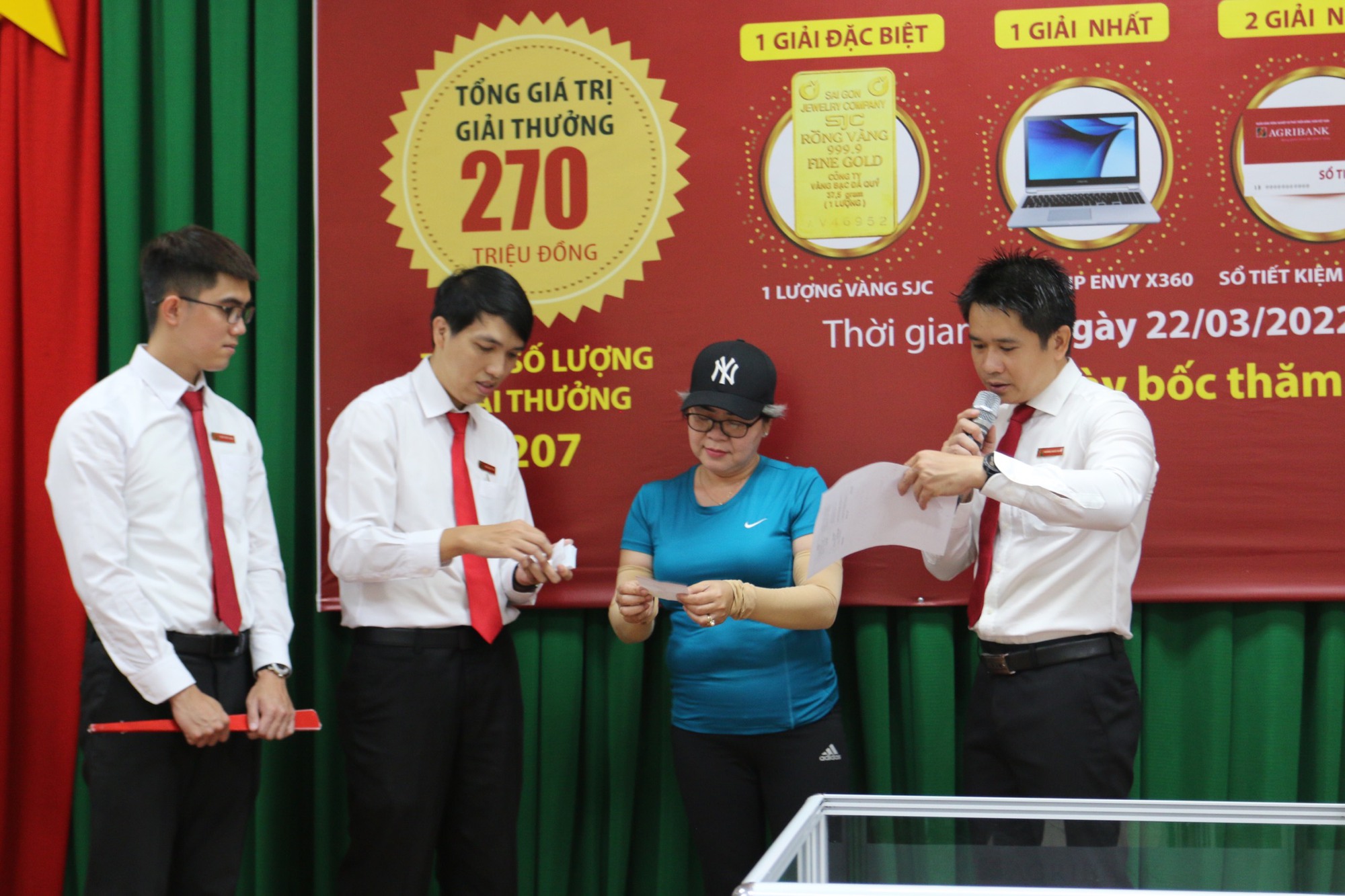 Agribank Cần Thơ II tổ chức lễ bốc thăm tr&uacute;ng thưởng chương tr&igrave;nh huy động tiết kiệm dự thưởng - Ảnh 7.