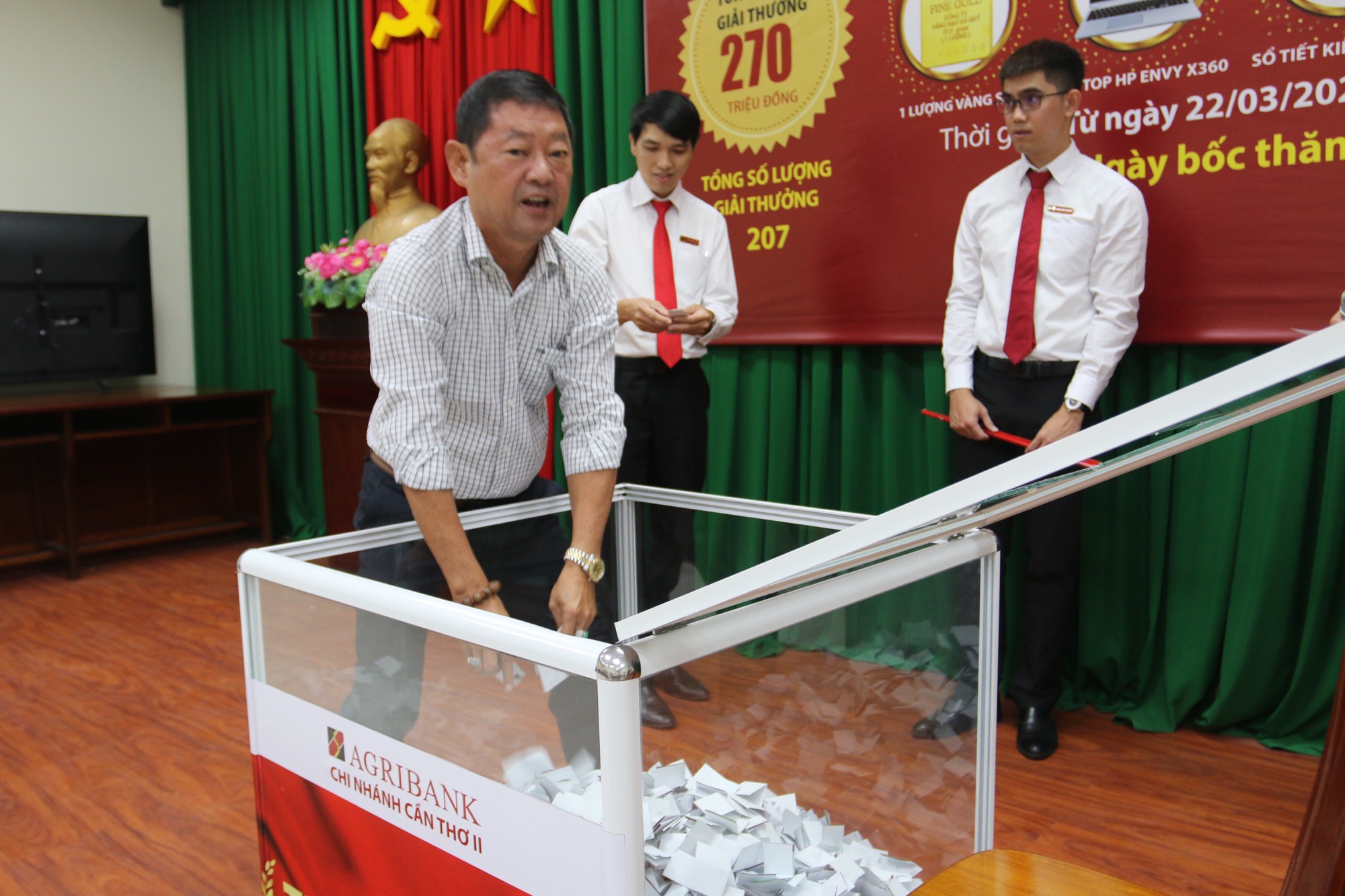 Agribank Cần Thơ II tổ chức lễ bốc thăm tr&uacute;ng thưởng chương tr&igrave;nh huy động tiết kiệm dự thưởng - Ảnh 9.